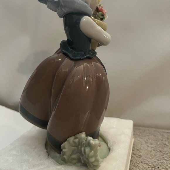 LLADRO Linda Con Maceta Spring is Coming - Picture 9 of 14
